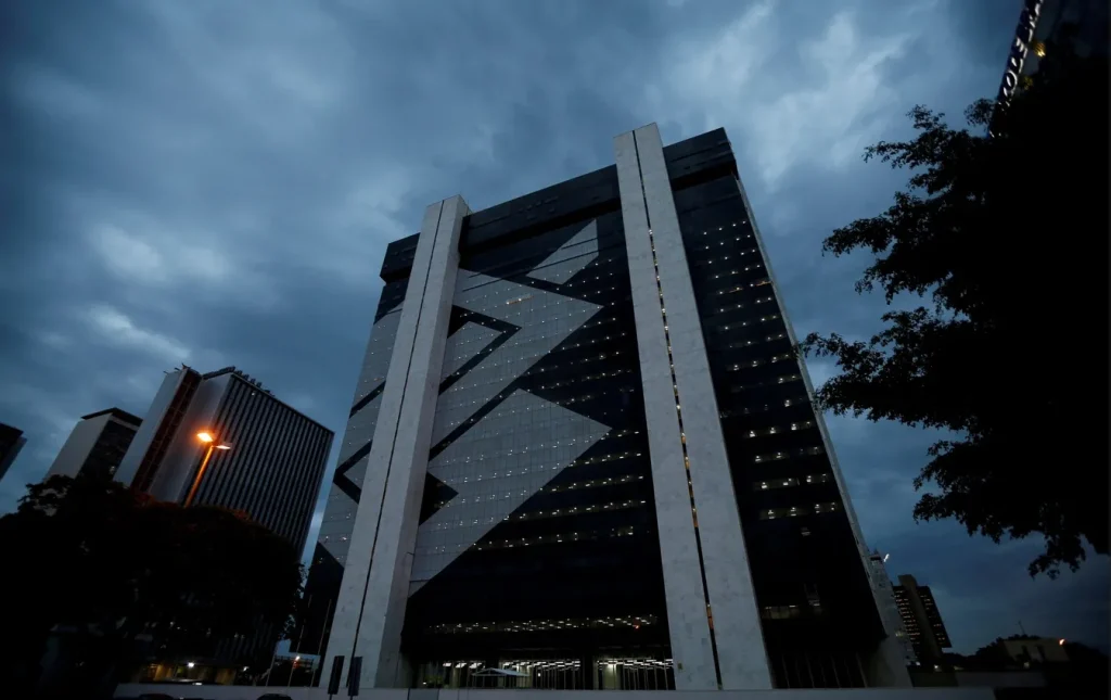 Banco do Brasil registra lucro líquido de R$ 3,9 bilhões no 2º trimestre de 2026, superando expectativas de analistas 3 Banco do Brasil (BBAS3) tem lucro líquido de R$ 3,9 bi no 2T, alta anual de 3,3%