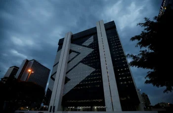 Banco do Brasil registra lucro líquido de R$ 3,9 bilhões no 2º trimestre de 2026, superando expectativas de analistas 2 Banco do Brasil (BBAS3) tem lucro líquido de R$ 3,9 bi no 2T, alta anual de 3,3%
