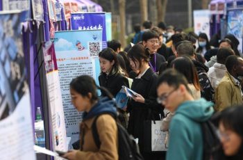 Taxa de desemprego entre jovens na China atinge 17,9% em julho, maior nível em 3 anos, segundo Departamento Nacional de Estatísticas 11 Feira de emprego em universidade na China