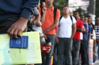 Taxa global de desemprego entre jovens atinge 12,4% em 2025, segundo OIT 2 Jovens enfrentam dificuldades para ingressar no mercado de trabalho em meio ao aumento do desemprego global