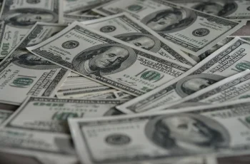 Petróleo tipo Brent sofre alta devido a bloqueios em rotas de transporte no Oriente Médio 9 Cotação do dólar hoje sobe com tensão global