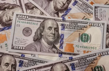 Petróleo Brent sobe mais de 2% e é negociado acima de US$ 81 por barril devido a tensões no Iémen 5 Dólar cai com Copom e petróleo; veja impactos
