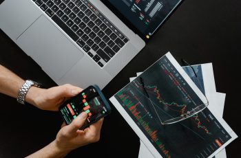 Dólar fecha em alta de 0,37%, cotado a R$ 5,087 11 Dólar sobe e Bolsa fica estável com foco no Oriente Médio