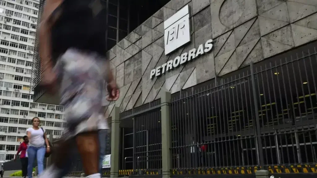 Petróleo Brent deve retornar a níveis previstos no Planejamento Estratégico 2025-2030, afirma diretor financeiro da Petrobras. 1 Diretor da Petrobras descarta dividendo extra devido à volatilidade do petróleo