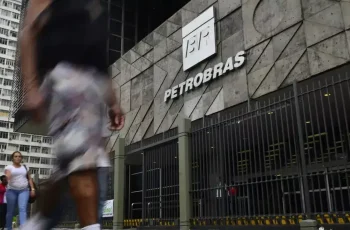 Petróleo Brent deve retornar a níveis previstos no Planejamento Estratégico 2025-2030, afirma diretor financeiro da Petrobras. 4 Diretor da Petrobras descarta dividendo extra devido à volatilidade do petróleo