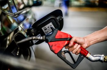 Petróleo oscila e está cotado a US$ 85 por barril; governo prorroga subsídio da gasolina até 9 de setembro. 7 Governo Federal prorroga subsídio para gasolina por mais 14 dias