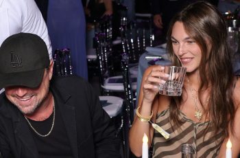 Leonardo DiCaprio e Vittoria Ceretti são vistos em Ibiza com amigos durante férias de verão no Mediterrâneo 1 Tobey Maguire joins Leonardo DiCaprio and Vittoria Ceretti for stylish Ibiza lunch
