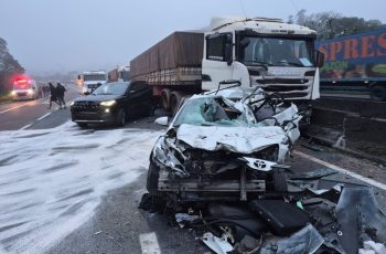 Acidente com caminhões e carros fere pessoas e fecha BR-116, no PR 3