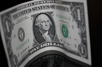 Dólar à vista recua 0,26% e encerra a sexta-feira a R$ 5,179 8 Dólar hoje abre em baixa, mas caminha para encerrar semana com valorização