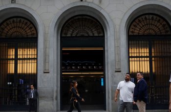 Ibovespa avança 1,85% e fecha aos 171.031,73 pontos nesta sexta-feira 8 Ibovespa Fecha Semana em Alta, Dólar Cai a R$ 5,14 e Petróleo Dispara com Tensão no Irã