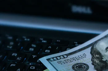 Dólar encerra a quarta-feira valorizado em 0,37%, cotado a R$ 5,1799 10 Dólar avança a R$ 5,1799 com eleições no radar