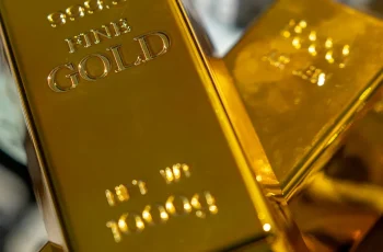 Ouro avança 0,82% e fecha a US$ 4.473,70 por onça-troy nesta segunda-feira 8 Ouro fecha em alta com Fed brando e risco em Ormuz