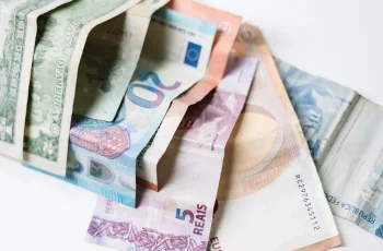Dólar encerra a terça-feira valorizado em 1,04%, cotado a R$ 5,1639 11 Dólar sobe 1% a R$ 5,16, maior nível desde julho