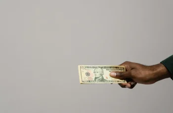 Dólar fecha em alta de 0,62% a R$ 5,1961 após discurso de dirigente do Fed 5 Cotação do dólar fecha em R$ 5,1961 com tom duro do Fed