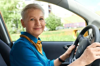 Motoristas idosos enfrentam dilemas sobre a segurança ao volante e exigências da legislação de trânsito. 5 Existe idade máxima para dirigir? Veja o que diz o Código de Trânsito Brasileiro e os novos prazos de renovação da CNH