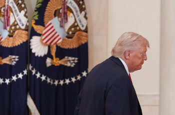 Petróleo Brent fecha em alta de 2,4%, a US$ 93,78 por barril, após novas sanções dos EUA ao Irã. 9 Bravatas de Trump elevam cotação do petróleo e expõem limites de Washington em Ormuz