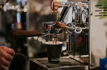 Café sobe para 287,26 centavos de dólar por libra em julho de 2026, com aumento de 15,4% em relação a junho. 1 O preço do café dispara-se em verão