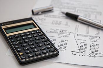 Ouro recua 20% entre fevereiro e agosto de 2026, mas mantém estabilidade no acumulado do ano. 5 Vale a pena investir em ouro?
