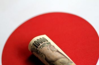 Dólar recua para 154,05 ienes, menor nível desde fevereiro 5 Dólar cai para 154,05 ienes, o menor nível desde fevereiro