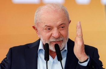 Lula aposta em reajuste do Bolsa Família a 17 dias da eleição, enquanto Flávio Bolsonaro busca romper equilíbrio nas pesquisas eleitorais 1 Lula anuncia reajuste no Bolsa Família às vésperas das eleições; valor mínimo sobe para R$ 691