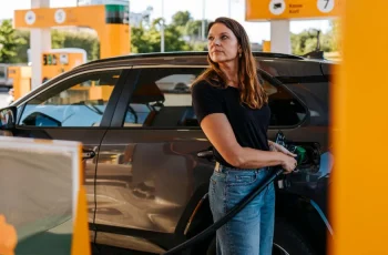 Petróleo Brent ultrapassa US$ 100 por barril devido a conflitos no Oriente Médio 7 Os preços da gasolina e do diesel atingem o nível mais alto desde 2022