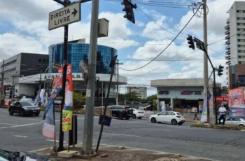 Acidente entre viatura da PM e carro de luxo causa lentidão na Avenida Raja Gabaglia em Belo Horizonte 11 Motorista de viatura da PM erra caminho e bate de frente com carro de luxo