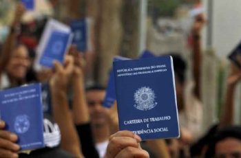 Taxa de desemprego no Brasil cai para 5,3% no trimestre encerrado em agosto, segundo IBGE 8 Desemprego cai para 5,3% no Brasil e população ocupada bate recorde, aponta IBGE