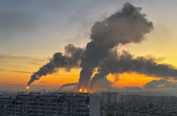 Petróleo Brent dispara para mais de US$ 100 por barril, impactando economias globais 1 A nova crise do petróleo e a economia global fora de ordem - O Assunto #1809