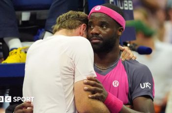 Tiafoe busca final no US Open após mudanças significativas em sua preparação e mentalidade 2 Frances Tiafoe consoles Alex Michelsen