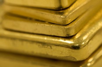 Ouro encerra em queda de 1,88%, cotado a US$ 4.348 por onça-troy 10 Ouro fecha em queda com disparada do petróleo e pressão de juros globais | Finanças