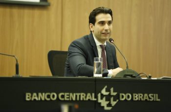 Selic é reduzida para 13,75% ao ano, menor nível desde março de 2025, após corte de 0,25 ponto percentual pelo Copom 7 Copom corta a Selic para 13,75%, mas Brasil segue com a maior taxa real de juros do mundo – CartaCapital