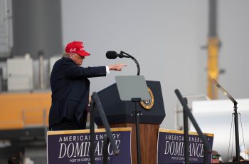 Dólar canadense é considerado "inaceitável" por Trump em meio a críticas comerciais aos EUA 7 Trump critica valor do dólar canadense e amplia tensão com Canadá