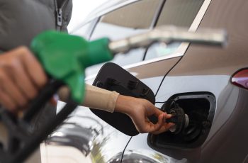 Petróleo Brent fecha em alta a US$ 105,83 por barril, impactando preços dos combustíveis em Portugal 6 Preços dos combustíveis devem subir cerca de 10 cêntimos por litro na próxima semana