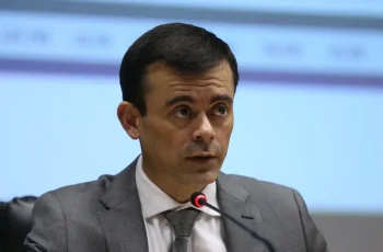 Petróleo registra aumento de 11% em seu preço até 9 de outubro, enquanto crise do refino do diesel persiste no Brasil 10 Ceron: não dá para comparar preço do barril há um tempo, no começo da guerra no Irã, e agora