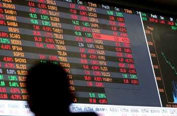 Ibovespa recua 1,35%, fechando a 184.673,05 pontos nesta segunda-feira 8 Ibovespa recua com exterior negativo e risco político no radar