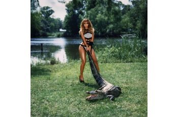 Beyoncé lança edição de aniversário de 20 anos do álbum "B'DAY" em seu aniversário 1 BEYONCÉ MARKS HER BIRTHDAY WITH THE RELEASE OF A REMASTERED DELUXE "B'DAY" ALBUM HER COMING-OF-AGE MASTERPIECE IS AMPLIFIED WITH UPGRADED VISUALS, SURPRISE NEW TRACKS, AND SPANISH LANGUAGE SONGS, INCLUDING COLLABORATIONS WITH MALUMA AND THE LATE SELENA
