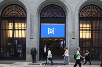 Ibovespa recua 0,86%, fechando a 185.814,09 pontos nesta quarta-feira (23) 11 Ibovespa Cai Contaminado Pelo Risco; Petróleo e Dólar Sobem