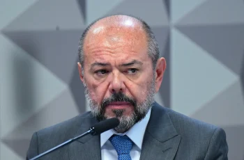Gravações revelam empresários do INSS negociando contratos com ex-ministro José Carlos Oliveira 2 Alvos da PF citam ex-ministro em acordos milionários no INSS