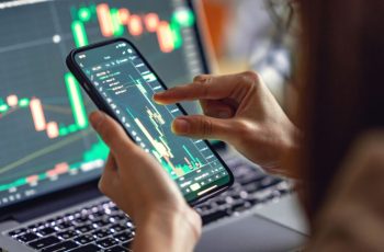 Ibovespa encerra em queda de 0,01%, a 185.188,13 pontos, após 11 altas consecutivas 10 Ibovespa Pausa Sequência de Altas com Realização de Lucros; Dólar Fecha Acima dos R$5,10