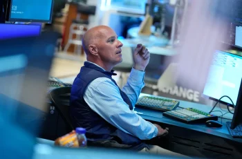 Petróleo Brent avança 1,8% e fecha a US$ 99,84 por barril 8 Ações americanas oscilam enquanto o mercado de títulos e os preços do petróleo mantêm a pressão.