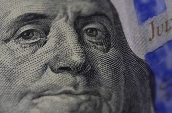 Dólar recua 0,74% e fecha a R$ 5,106 4 Dólar fecha em queda de 0,74% e Bolsa sobe 0,76% nesta segunda