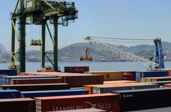 Superávit da balança comercial brasileira atinge US$ 7,4 bilhões em agosto, 23,8% acima de 2025, segundo MDIC 1 Balança comercial tem superávit de US$ 7,4 bilhões em agosto