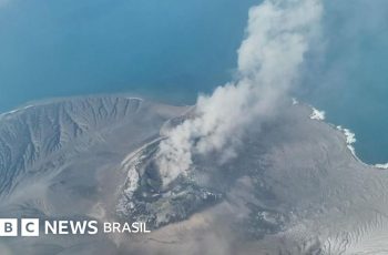 Erupção do vulcão Anak Krakatau na Indonésia causa fechamento de aeroportos e afeta mais de 150 mil passageiros 6 Vulcão na Indonésia: 'filhote do Krakatoa' entra em erupção, afeta voos na Ásia e deixa 150 mil passageiros retidos
