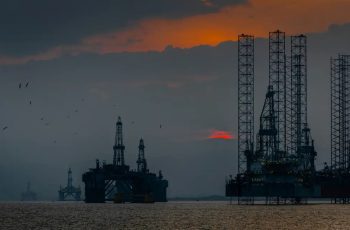 Petróleo Brent avança 1,40% e fecha a US$ 97,26 por barril em meio a tensões no Estreito de Ormuz 3 Brent se aproxima de US$ 100 com escalada militar no Estreito de Ormuz
