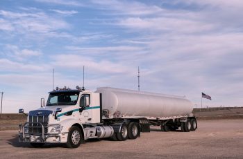 Petróleo Brent opera abaixo de US$ 65, enquanto governo mantém subsídio de R$ 2,12 por litro ao diesel 1 Subvenção ao diesel: o que a prorrogação sinaliza sobre a política fiscal