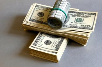 Dólar encerra em queda de 0,32%, cotado a R$ 5,1801 2 Dólar fecha em queda com alta do petróleo e tensão entre EUA e Irã; eleições entram no radar