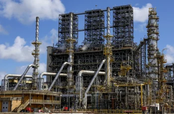 Petróleo Brent avança 10% e fecha a US$ 102,22 por barril, enquanto WTI sobe para US$ 98,74 11 Petróleo rompe US$ 100 e países do Golfo cortam produção por falta de espaço - Times Brasil