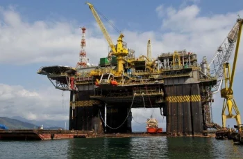 Fitch eleva projeção do Brent para 2027 a US$ 70 por barril, com expectativa de superávit no mercado global de petróleo 1 Fitch projeta sobreoferta de petróleo em 2027 e alta no gás à revelia de acordo de paz no Irã - Times Brasil