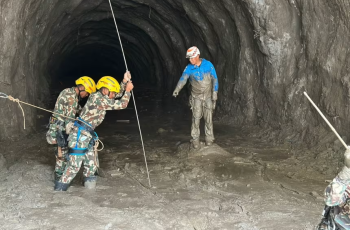 Dois homens resgatados de usina hidrelétrica no Nepal após enchente; 42 trabalhadores ainda desaparecidos 10 Dois homens são resgatados de túnel no Nepal nove dias após enchentes