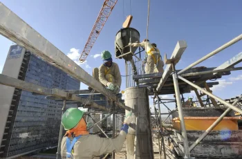 Caged registra a criação de 165.827 postos de trabalho com carteira assinada em agosto, crescimento de 183,1% em relação a julho 10 Brasil cria 165,8 mil postos de trabalho em agosto, segundo Caged